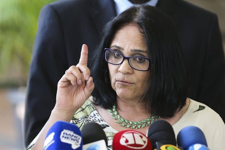 Famosos criticam vídeo infeliz da Ministra Damares Alves