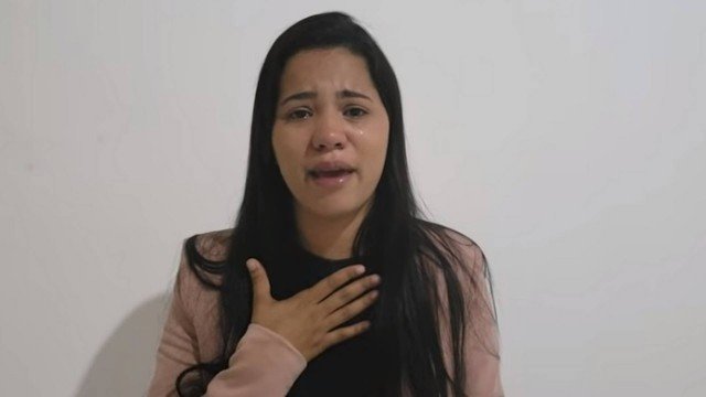 Sthefany Absoluta chora e se defende de acusações do ex-marido
