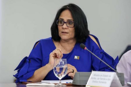 Após polêmica com ministra, jornalistas aparecem de azul na GloboNews