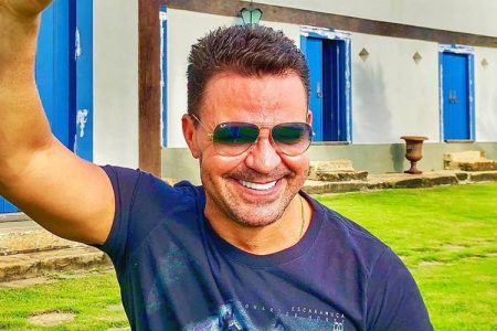 Eduardo Costa curte férias no Espírito Santo e ostenta bumbum da noiva