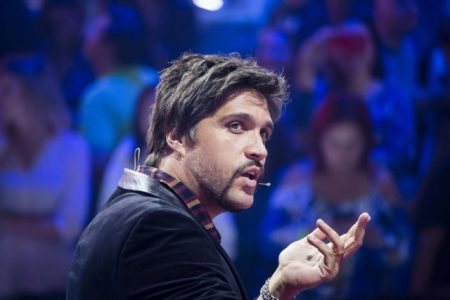 Sertanejo Leo Chaves faz rara aparição com os três filhos
