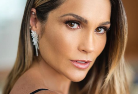 Flávia Alessandra posa de biquíni em cachoeira e detalhe chama atenção