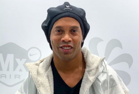 Ronaldinho Gaúcho muda de ideia e desiste de relacionamento triplo