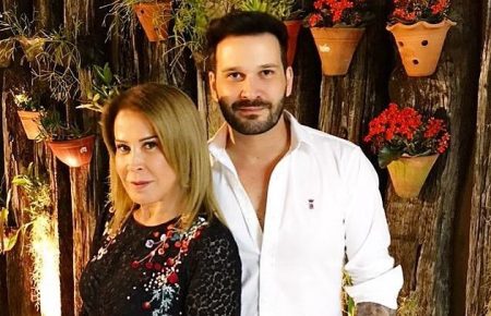 Apaixonada, Zilu Camargo posa no colo do namorado e faz declaração