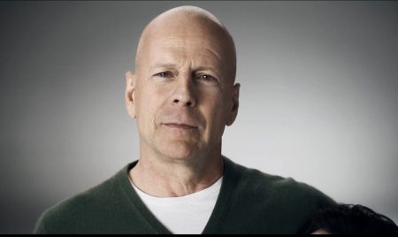 Bruce Willis sai de boate carregado pelos seguranças