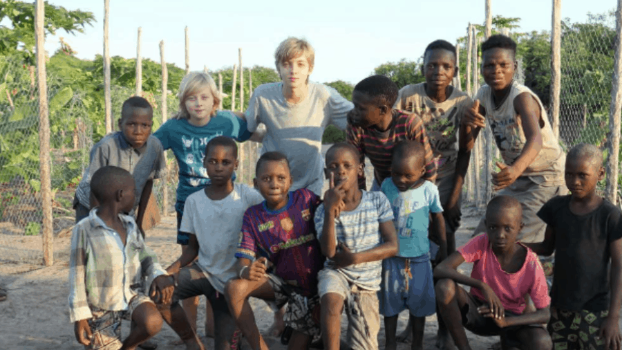 De férias, filhos de Luciano Huck jogam futebol na África