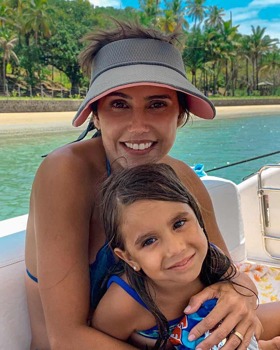 Deborah Secco platina cabelo e filha tem reação incrível