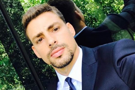 De sunga, Cauã Reymond assusta fãs com movimento de ioga