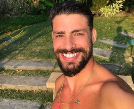 Cauã Reymond ostenta boa forma em clique nas redes sociais