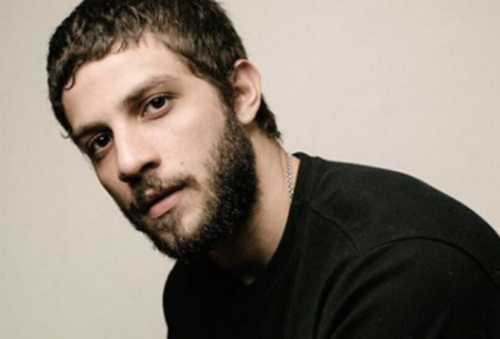 Chay Suede pega fãs de surpresa com relato emocionante sobre ídolo