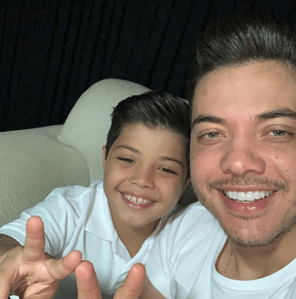 Wesley Safadão posta foto sem camisa em brincadeira com o filho