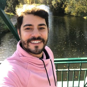 Evaristo Costa surpreende com foto jovem em início de carreira
