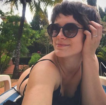 Bianca Bin aparece só de biquíni se bronzeando na Bahia