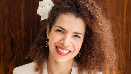 Exibindo o bumbum, Vanessa da Mata posa em Trancoso