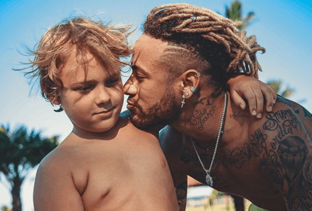 Neymar surpreende, aparece na escola do filho e posa com crianças