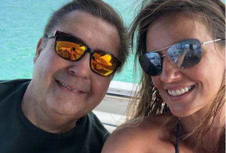 Esposa de Faustão surge de biquíni e impressiona com corpão em foto