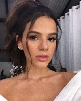 Bruna Marquezine apoia relacionamento da irmã e entrega intimidade