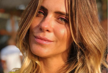 Carolina Dieckmann causa furor ao ostentar cinturinha fininha nas redes