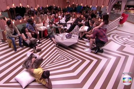 Direção do BBB 2019 estuda entrada de novo participante