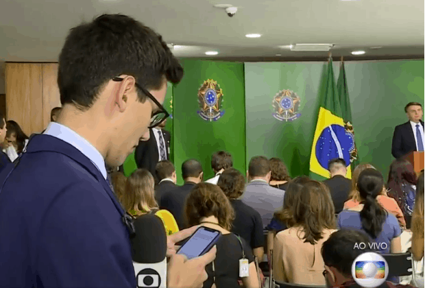 Globo se atrapalha durante pronunciamento de Bolsonaro e deixa repórter furioso