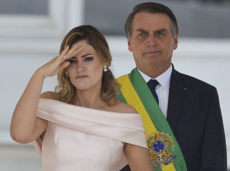 Repórter da Band erra nome de Michelle Bolsonaro e vira piada