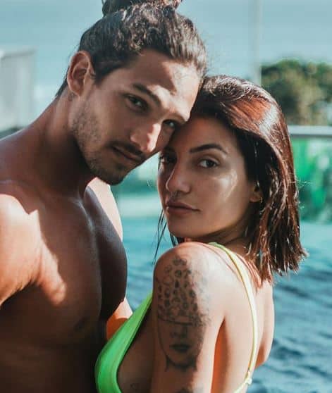 João Zoli e Gabi Prado comemoram namoro com fotos seminus