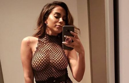 Anitta se fantasia de Tiazinha e dá o que falar