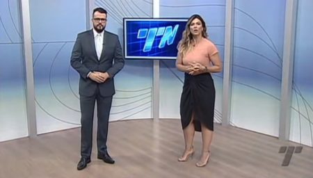 Mulher cai de palco e reação de repórter impressiona