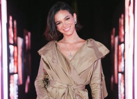 Bruna Marquezine é vista em igreja evangélica