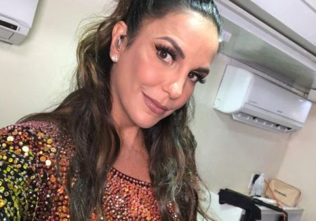 Ivete Sangalo surpreende com foto de biquíni de oncinha