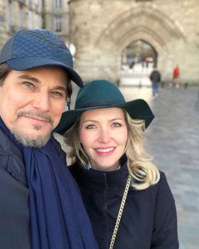 De férias, Edson Celulari aproveita Paris ao lado da esposa