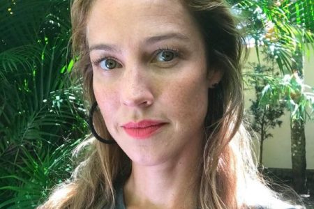 Luana Piovani posa pelada no banheiro e dá o que falar