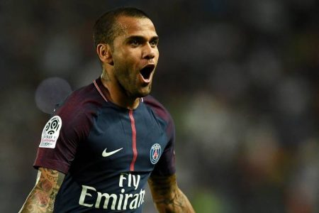 Daniel Alves rouba a cena em festa de Neymar com look caríssimo; saiba o valor