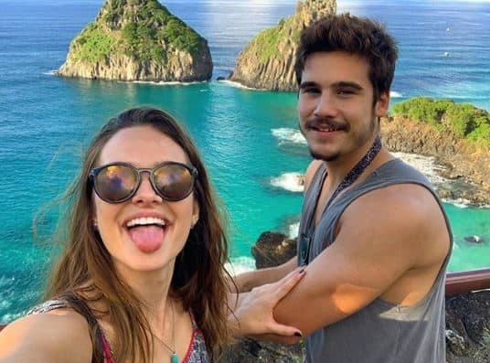Nicolas Prattes e Juliana Paiva posam apaixonados no meio do mar