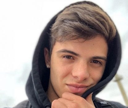 Thomaz Costa exibe peitoral e “detalhe” em sunga chama a atenção