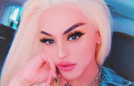 Pabllo Vittar beija fã na boca durante show no Rio de Janeiro