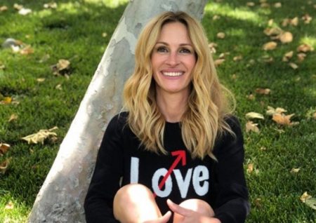 Em foto raríssima, Julia Roberts aparece ao lado do marido e dos filhos