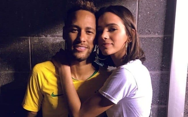 Neymar curte foto de Bruna Marquezine com Zoe Sato e depois se arrepende