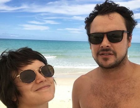 Bianca Bin e Sérgio Guizé prestigiam aniversário de 89 anos de Lima Duarte