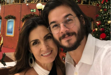 Fátima Bernardes e Túlio Gadêlha dançam coladinhos em festa