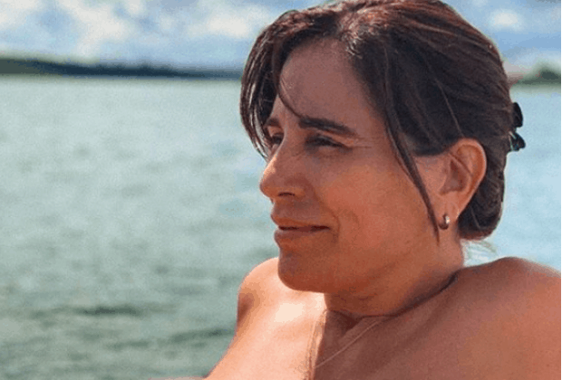 Gloria Pires posa de maiô e impressiona com corpão aos 55 anos