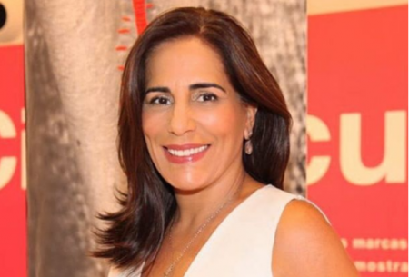 Gloria Pires posa com filha e confunde seguidores
