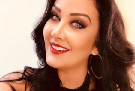Helen Ganzarolli surge decotadíssima em clique ousado