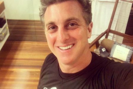 Luciano Huck mostra temor pelo Brasil e dá aviso alarmante em evento