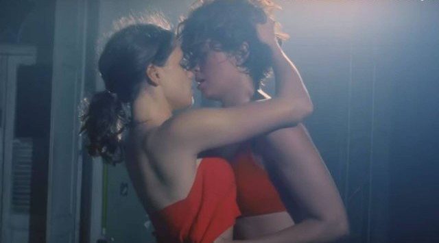 Bruna Linzmeyer e Camila Pitanga protagonizam cenas quentes em clipe