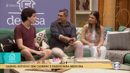 Zeca Camargo se descuida, mostra demais no “É de Casa” e viraliza