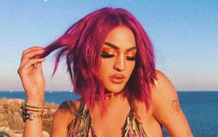 De topless, Pabllo Vittar exibe corpão só de calcinha e enlouquece fãs