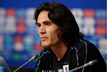Jogador Cavani, colega de Neymar, dança sucesso sertanejo com esposa
