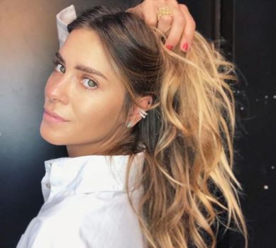 Carolina Dieckmann aparece em pose inusitada e impressiona a web