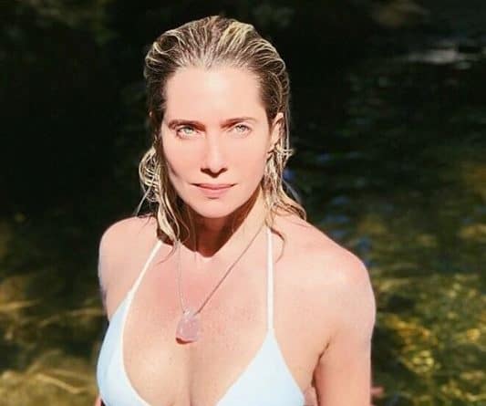 Aos 45 anos, Letícia Spiller posta foto de biquíni e dá o que falar